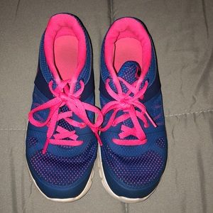Nike tennis shoes girls (size 13.5)